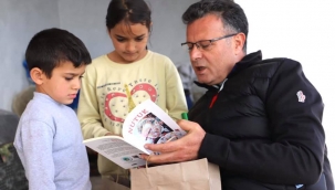 Başkan Öküzcüoğlu ,çocuklara nutuk dağıttı