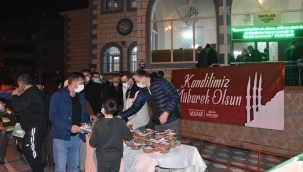 Belediye vatandaşlara kandil simidi ikram etti