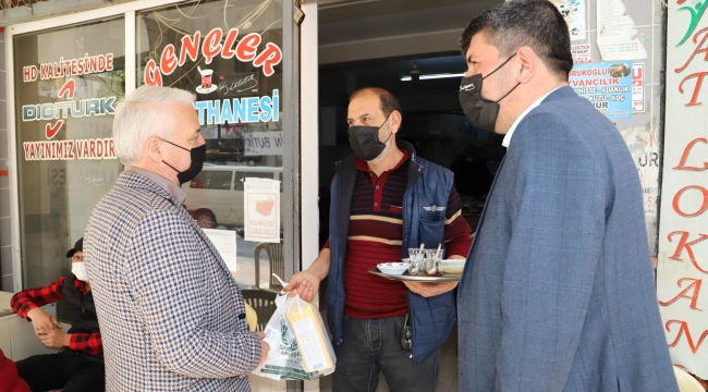 Bilgin'den kahvecilere çay ve şeker yardımı