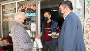 Bilgin'den kahvecilere çay ve şeker yardımı