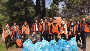 CHP'li gençler orman haftasında doğayı temizledi