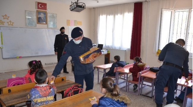 Demirci'de Jandarma öğrencilere hediye dağıttı