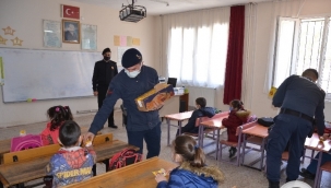 Demirci'de Jandarma öğrencilere hediye dağıttı