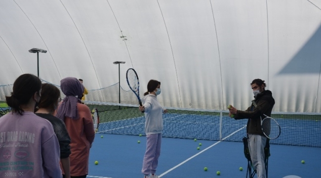Demirci'de tenis öğrenmek için başvuranların saysı 900'e ulaştı