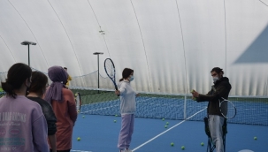 Demirci'de tenis öğrenmek için başvuranların saysı 900'e ulaştı