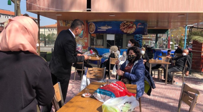 Gelecek partisi yöneticileri kadınlara karanfil dağıttı