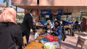 Gelecek partisi yöneticileri kadınlara karanfil dağıttı