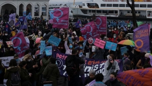 Meydanlara inen kadınlar 'korkmuyoruz' diye haykırdılar