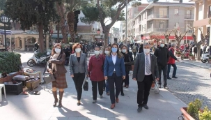 Salihli'de CHP'lilerden esnaf kadınlara çiçek