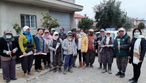 Sarıgöl'de CHP'li kadınlar çiçek dağıttı