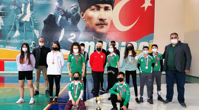 Saruhanlı geçler BADMİNTONDA 3. oldu