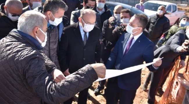 ​​​​​​​Vali Karadeniz Soma'da şehit ailesini ziyaret etti