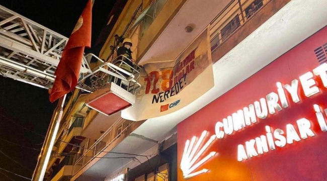 "128 Milyar Dolar nerede?"pankartını polis indirdi