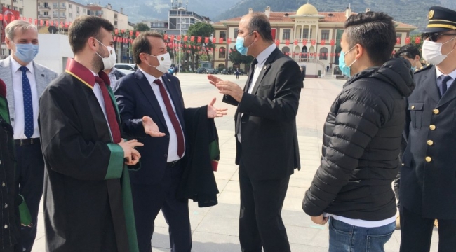 23 nisan'da çelenk tartışması