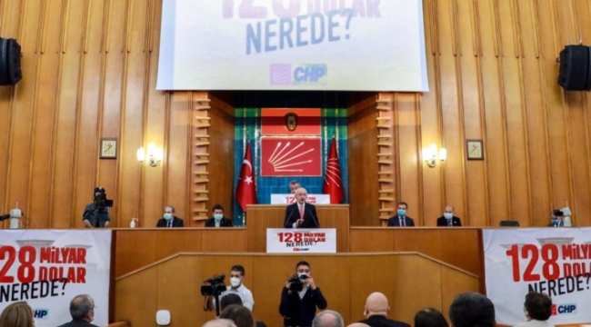 Afişi kürsüye taşıdı