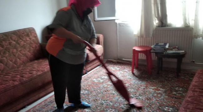 Akhisar belediyesi yaşlı, engelli vatandaşlara temizlik hizmeti