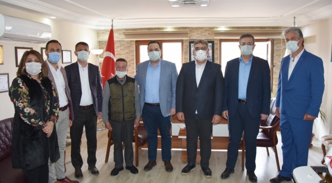 Akhisar Belediyesinden kahvehane esnafına nakit ve gıda yardımı