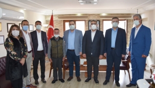 Akhisar Belediyesinden kahvehane esnafına nakit ve gıda yardımı