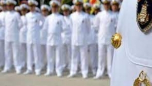 Amirallerden 10'u gözaltına alındı