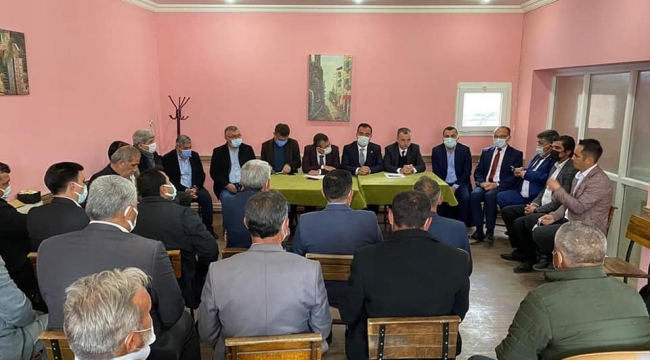 Bağlarda incelemede bulunan CHP heyeti üreticileri dinledi