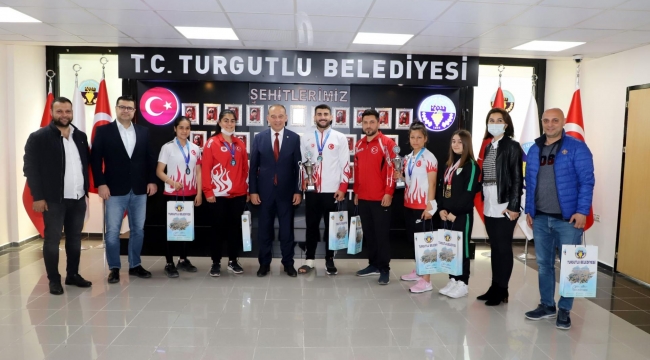 Başkan Akın şampiyon sporcuları ödüllendirdi