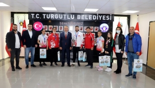 Başkan Akın şampiyon sporcuları ödüllendirdi