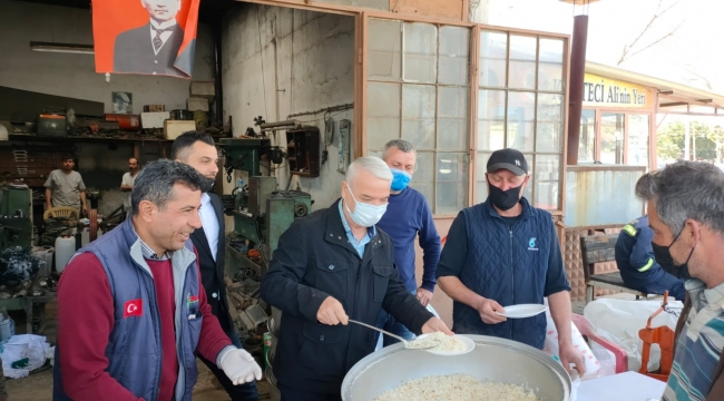 Başkan Bilgin pilav dağıttı