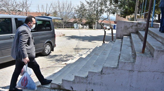Başkan Dutlulu,yardımları muhtara teslim etti
