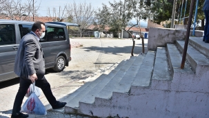 Başkan Dutlulu,yardımları muhtara teslim etti