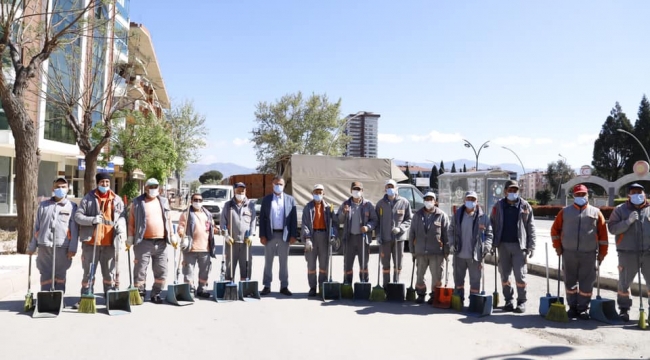 Başkan Ökücüzoğlu , işçilerle hatıra fotoğrafı