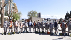 Başkan Ökücüzoğlu , işçilerle hatıra fotoğrafı