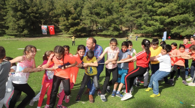 Bugün 23 nisan neşe doluyor insan
