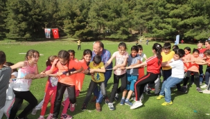 Bugün 23 nisan neşe doluyor insan