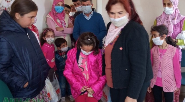 CHP'li kadınlar bayram öncesi çocukları sevindirdi