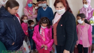 CHP'li kadınlar bayram öncesi çocukları sevindirdi