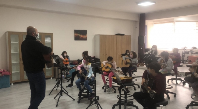 Demirci'de 13 branşta açılan kurslara gençlerden yoğun ilgi
