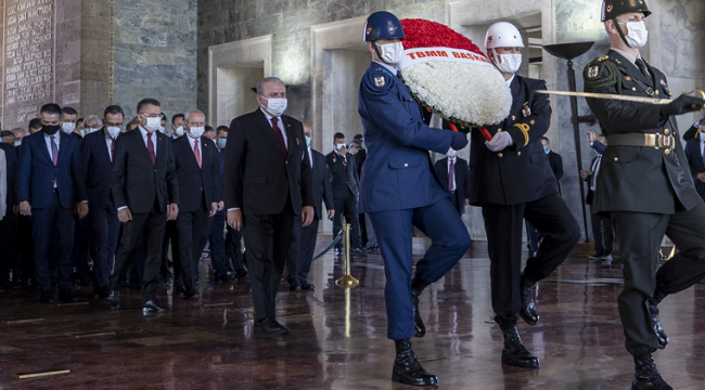 Erdoğan ve Bahçeli Anıtkabir törenine katılmadı