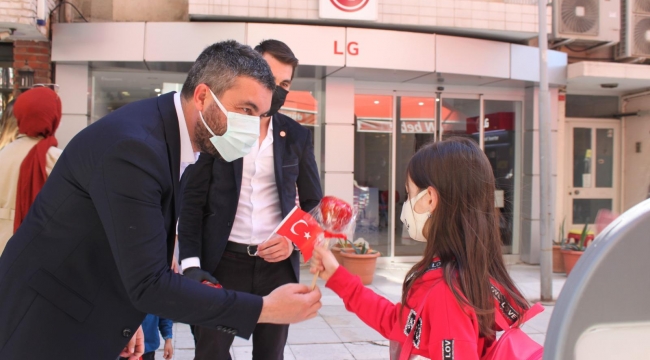 İyi parti,101 çocuğa Türk bayrağı ve elma şekeri  
