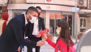 İyi parti,101 çocuğa Türk bayrağı ve elma şekeri  