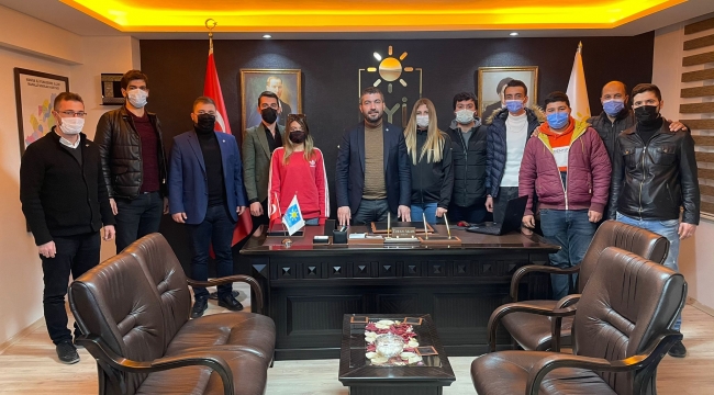 İYİ Partili Akan, gençlerin sorunlarını dinliyor