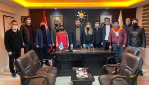 İYİ Partili Akan, gençlerin sorunlarını dinliyor