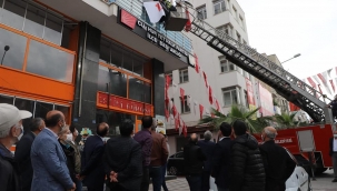 Protestolar eşliğinde pankart indirildi