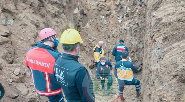 Üzerine toprak kayan çiftçi yaşamını yitirdi