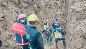 Üzerine toprak kayan çiftçi yaşamını yitirdi