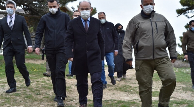Vali Karadeniz, Spil Dağı milli parkında incelemede