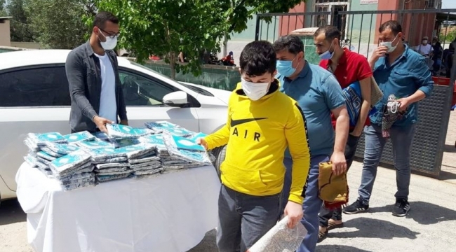 Akhisar belediyesi cami cemaatına tespih ve seccade dağıttı