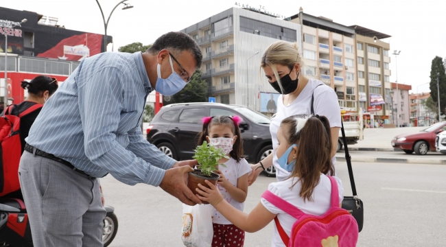 Alaşehir Belediye bakanı Öküzcüoğlu, annelere çiçek dağıttı