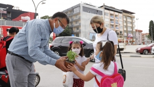 Alaşehir Belediye bakanı Öküzcüoğlu, annelere çiçek dağıttı
