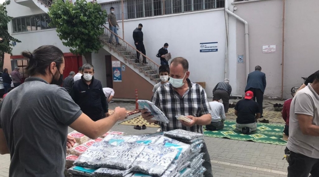 Cemaate seccade,tespih ve yasın kitabı dağıtıldı