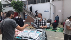 Cemaate seccade,tespih ve yasın kitabı dağıtıldı